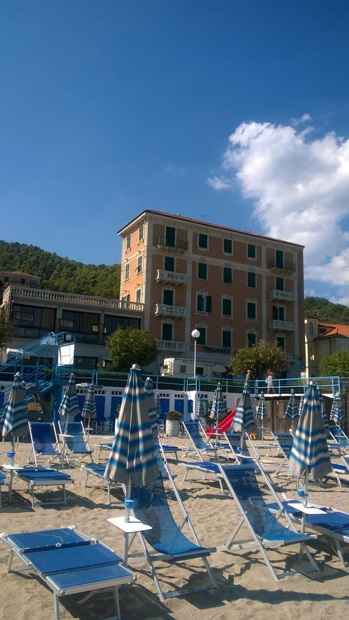Monique Hotel